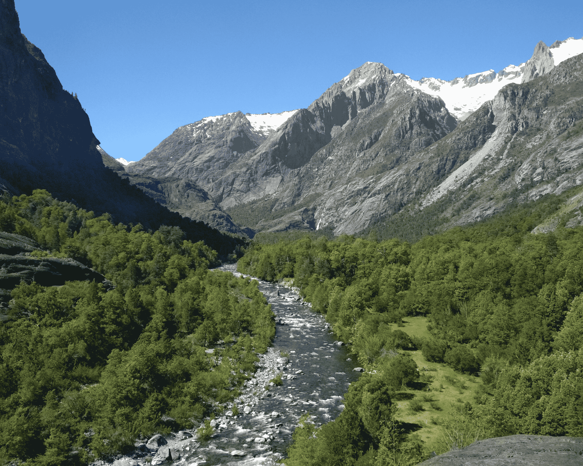 El parque Cordillera Los Quemados, ubicado en la Región del Maule, Chile, busca proteger los ecosistemas de la prácticas sostenibles. Ofrece ecoturismo y formación socioambiental, destacando la conservación de la biodiversidad frente a amenazas como basura e incendios. Se requiere reserva previa y acceso en vehículo hasta cierto punto, seguido de un trayecto a pie.